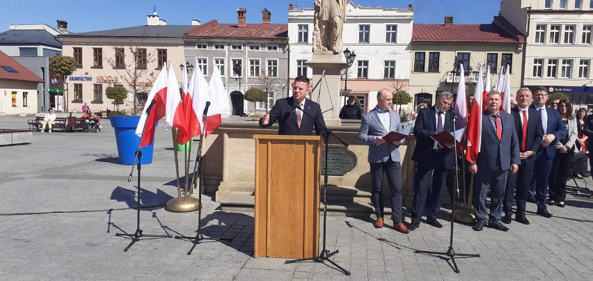 Poseł Przemysław Koperski uczcił Święto Pracy i rocznicę wejścia Polski do Unii Europejskiej. Były flagi, grochówka i atrakcje dla dzieci