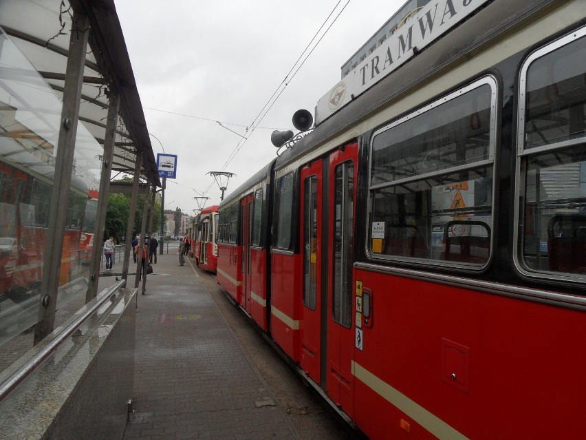 Sosnowiec: Tramwajowe utrudnienia trwały ponad godzinę. Tir zerwał sieć trakcyjną [ZDJĘCIA]