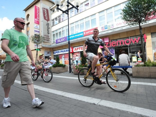 Zdania co do ścieżki rowerowej są podzielone. Jedno jest pewne: rowerzyści i piesi muszą na ul. Krakowskiej bardzo na siebie uważać.