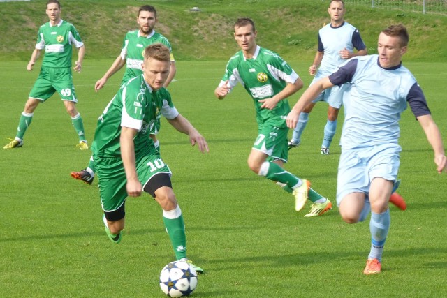 Piłkarze Leśnika Manowo (zielone stroje) są niepokonani już od czterech spotkań.