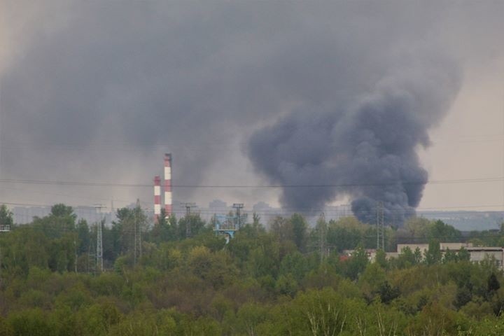 Pożar podkładów kolejowych w Katowicach. Widok z Giszowca....