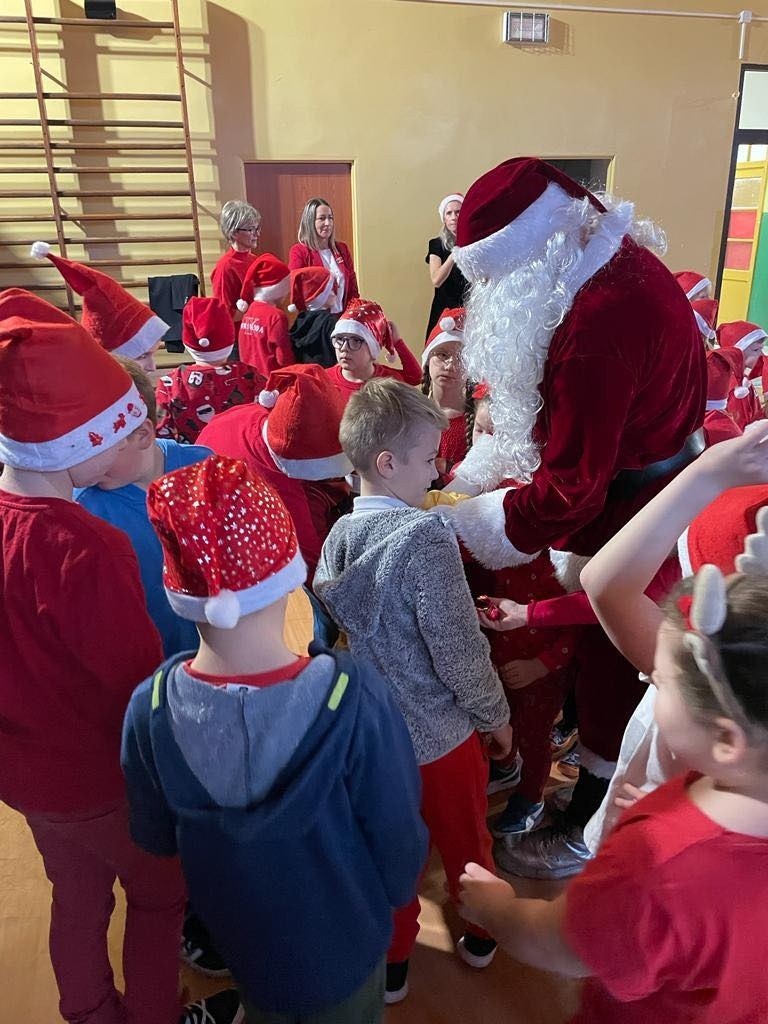 Przedszkole numer 2 w Działoszycach odwiedził święty Mikołaj