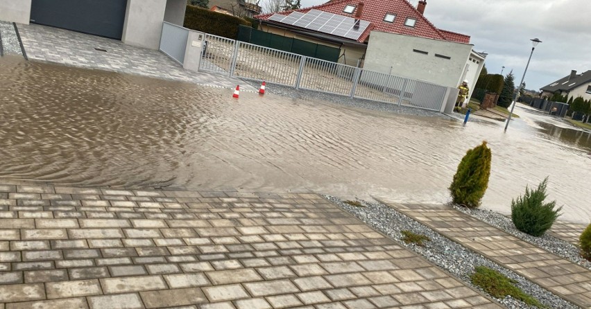 Woda zalała ulice, a także wdarła się na posesje. Na...
