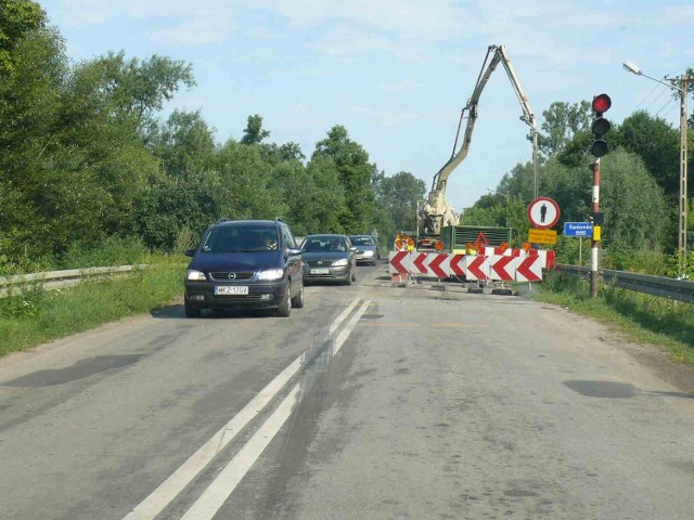 Drogowcy kończą remont mostu na rzece Radomce. Od dzisiaj remontowana będzie droga do skrzyżowania w centrum Głowaczowa.