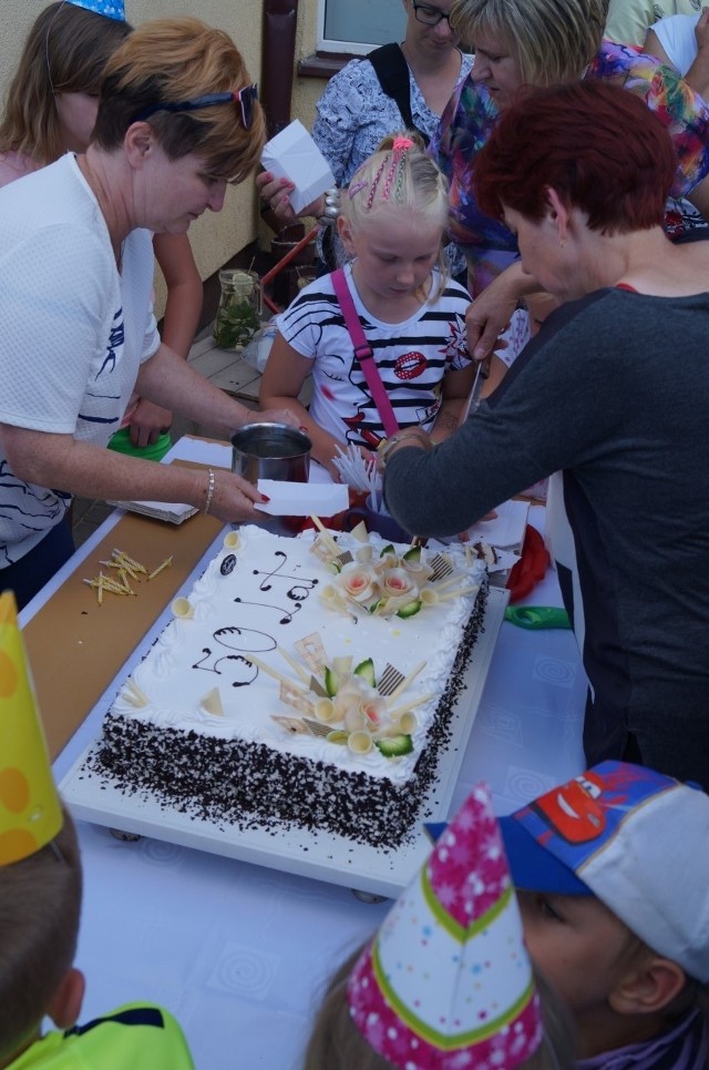 Szkoła w Pruszczu obchodzi 50-lecie wybudowania budynku. Z tej okazji są cykliczne imprezy, a ostatnio zorganizowano festyn na boisku szkolnym. Z okazji obchodzonej w bieżącym roku 50. rocznicy istnienia budynku Szkoły Podstawowej w Pruszczu w weekend był festyn integracyjny dla uczniów, rodziców, absolwentów i wszystkich zainteresowanych gości. 