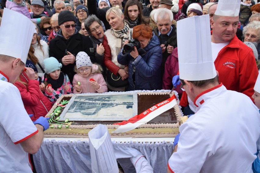 Rycerskie Urodziny Tarnowa. Był wielki tort i potyczki na miecze i topory 