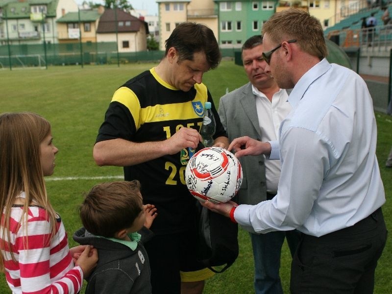 Po meczu "Kucharz” rozdawał autografy, podpisując także...