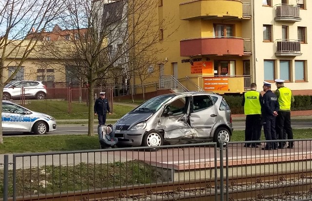 Do groźnego wypadku doszło w niedzielę po południu na ul. Winiarskiej w Poznaniu. Tramwaj zderzył się tam z samochodem osobowym. Ranne zostały cztery osoby, w tym troje dzieci. Kierowcy musieli liczyć się z poważnymi utrudnieniami.- Zgłoszenie o wypadku otrzymaliśmy o godzinie 12.58 - informuje dyżurny poznańskich strażaków. Na ul.Winiarskiej kierowca samochodu osobowego zderzył się z tramwajem. Ranny został kierowca osobówki oraz dziecko, które podróżowało razem z nim. Oboje musieli zostać zabrani do szpitala.Przejdź do kolejnego zdjęcia --->