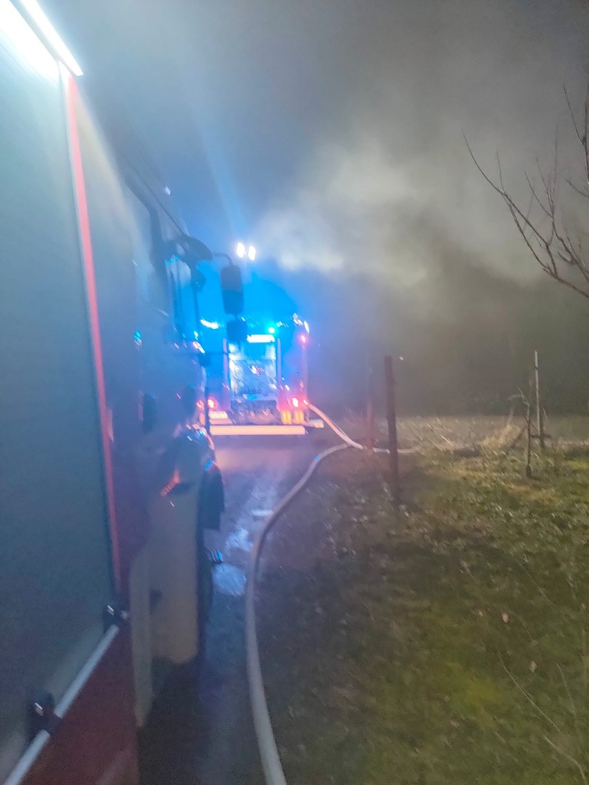 Stodoła w ogniu. Blisko 30 strażaków walczy z pożarem w miejscowości Krzywołęcz pod Staszowem. Zobacz zdjęcia