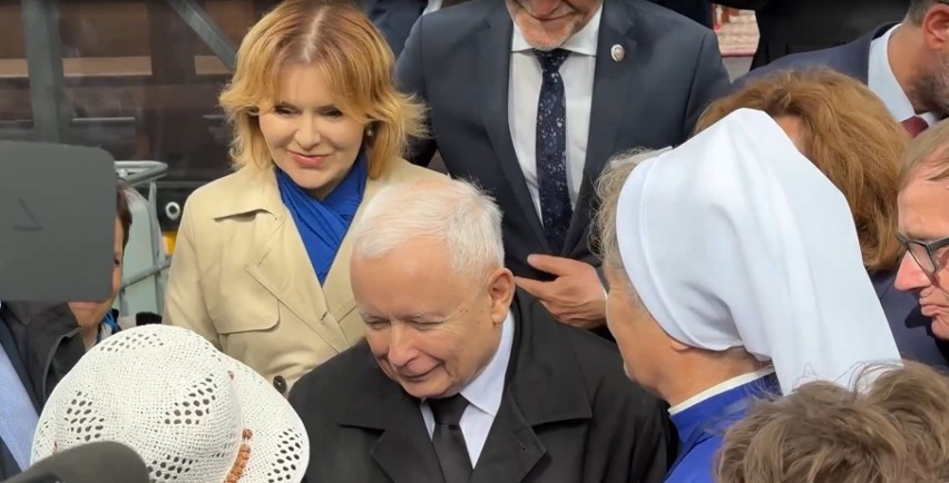 Jarosław Kaczyński oblegany po sumie odpustowej na Świętym Krzyżu. Wiele osób chciało mieć z nim zdjęcie. Zobacz wideo i zdjęcia