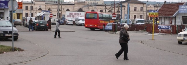 Piesi, którzy przechodzą przez uliczkę prowadzącą na parking firmy przewozowej, nie czują się bezpieczni. Jeździ tędy dużo samochodów, a przejście nie jest w ogóle oznakowane.