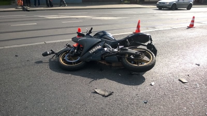 Wypadek na Łagiewnickiej. Dwie osoby ranne w zderzeniu motocykla i osobówki [ZDJĘCIA]