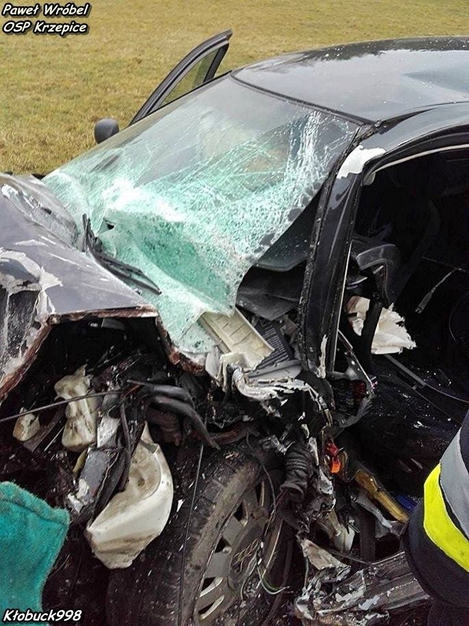 Wypadek w Lutrowskim: Czołowe zderzenie dwóch samochodów