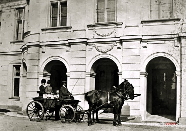 Wejście główne pałacu Dembińskich w Szczekocinach. Zdjęcie pochodzi ze zbiorów Stowarzyszenia Miłośników Historii Szczekocin i Okolic. Wykonane w okresie 1900-1918.