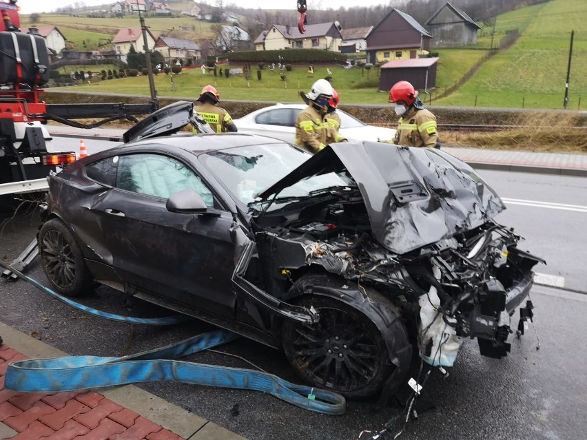 Ford mustang 5.0 spadł ze skarpy na DK 87 w Rytrze