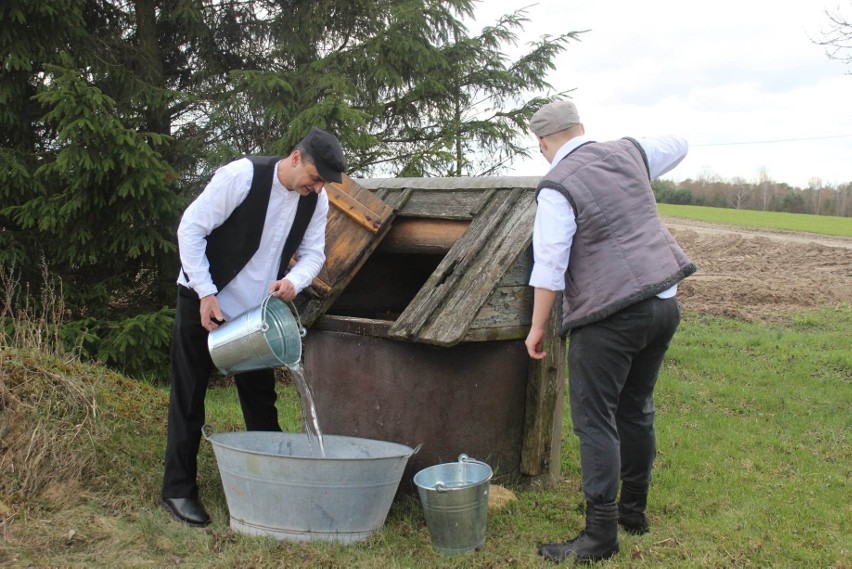 Śmigus-dyngus w Złotopolu w gm. Lipno jak się patrzy – wodą polewano się wiadrami! Zobacz zdjęcia