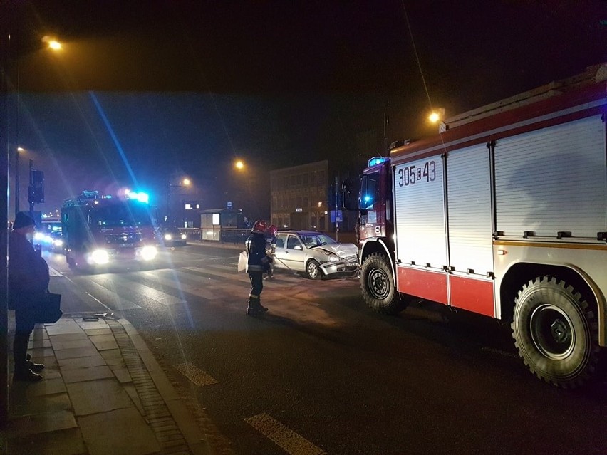 Groźne zderzenie na Piłsudskiego. Dwie osoby zostały ranne [zdjęcia]