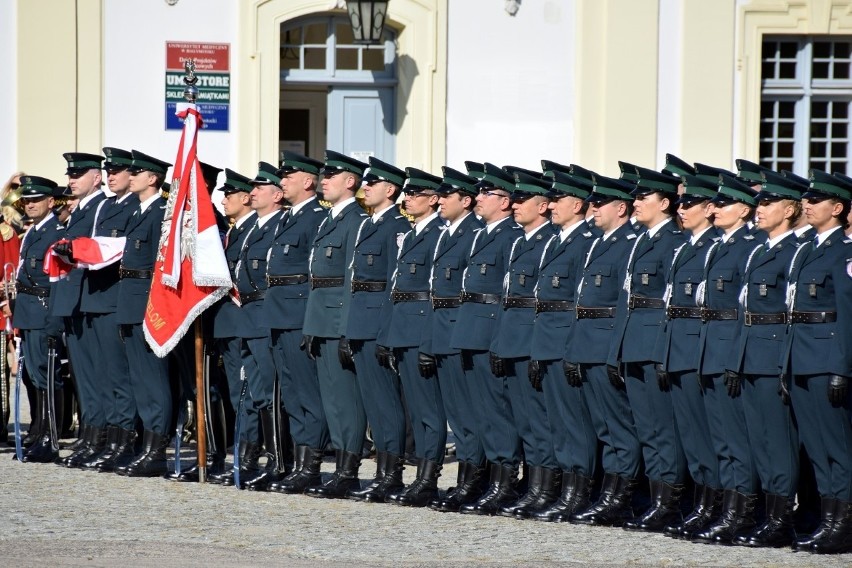 Najszybciej trzeba starać się o angaż w podlaskiej Służbie...