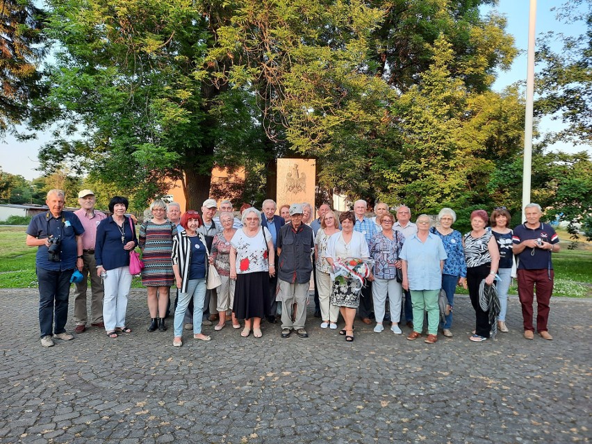 Tarnopolanie pod pomnikiem Weteranów Walk o Niepodległość...