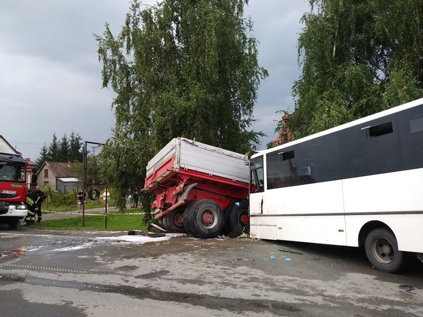 Śmiertelny wypadek w Świniarsku. Tir zderzył się z autobusem przewożącym dzieci 