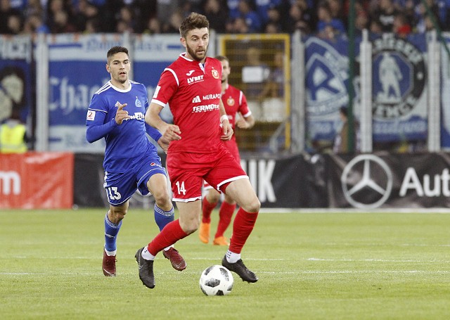 Lucjan Zieliński (nr 13) walczy o piłkę z Dario Kristo podczas majowego meczu Widzew - Ruch (3:0)