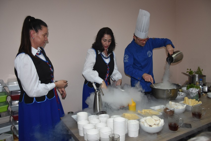 Po degustacji szef jury Mateusz Balcerek dał pokaz...