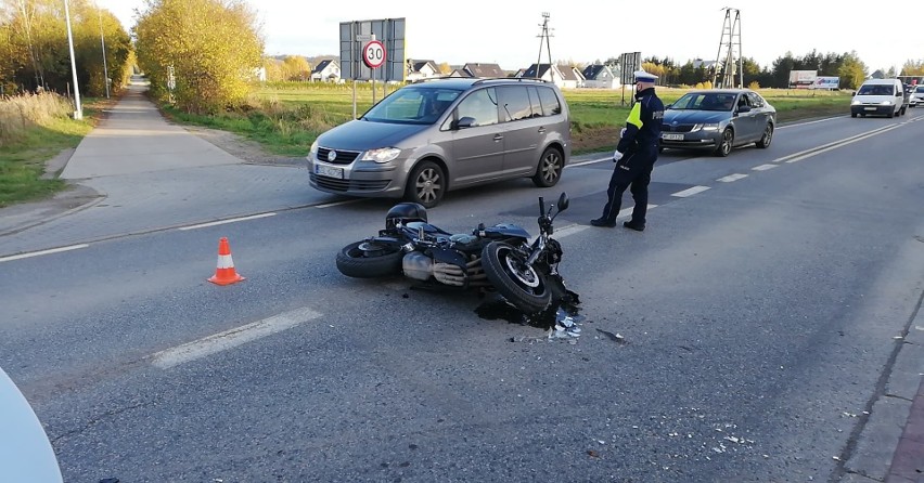 W Kobylnicy jeep zderzył się z motocyklem. Jedna osoba została przewieziona do szpitala