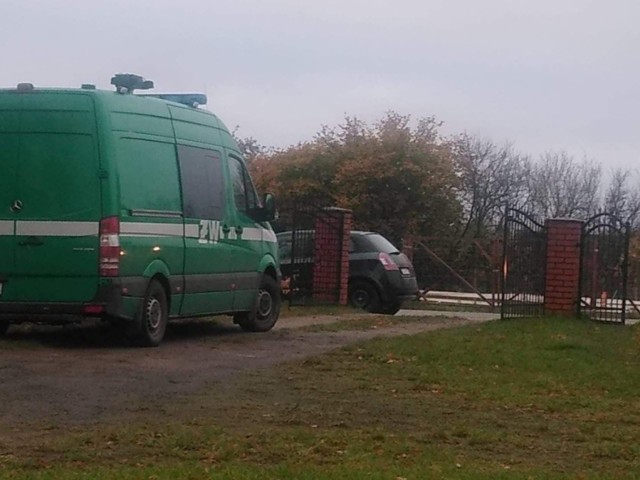 Spalone zwłoki w samochodzie. Funkcjonariusze „przeczesują” okolice Małoszyc