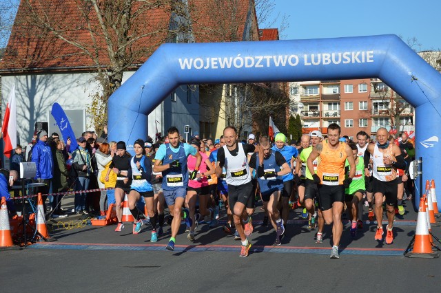 Zawodnicy wystartowali punktualnie o godz. 11.11 sprzed kompleksu Arena w Żaganiu.