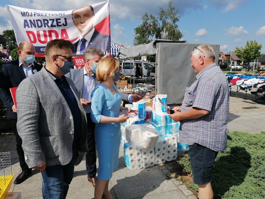 Wiceminister Anna Krupka w ramach akcji  “Łączy nas Polska”  namawiała do głosowania w Daleszycach [ZDJĘCIA]