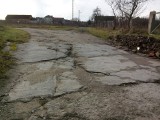 Mieszkańcy Sobolic w gminie Nowogród Bobrzański od lat mają fatalną drogę. "Jest zupełnie nieprzejezdna" - uważają ludzie