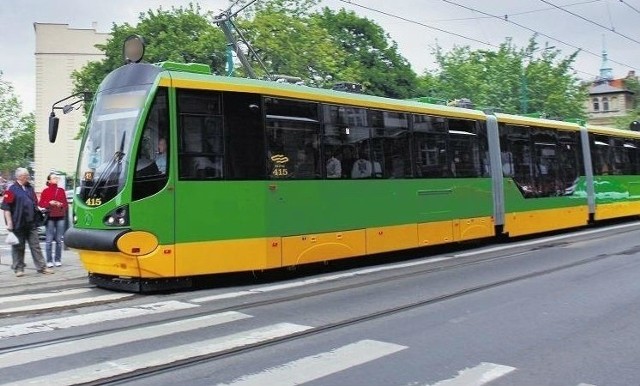 Wypadek tramwaju i samochodu osobowego na skrzyżowaniu ul. Roosevelta i Bukowskiej w Poznaniu.