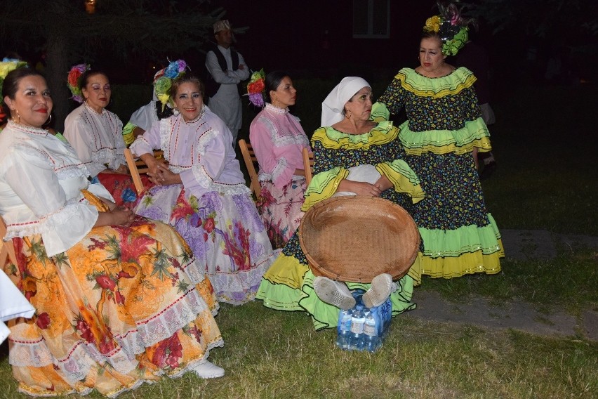 Sękowa. Koncert galowy Festiwalu Świat pod Kyczerą. Prezentacje trwały do późnej nocy. Publiczność gorąco oklaskiwała artystów