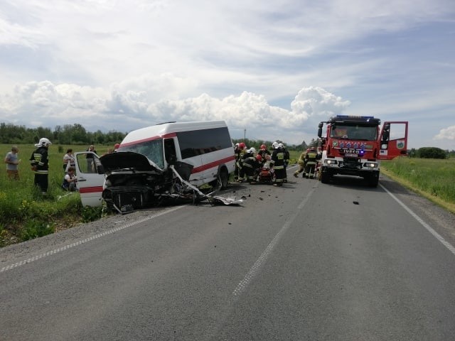 Podhale. Czołowe zderzenie busa pasażerskiego z osobówką [ZDJĘCIA]