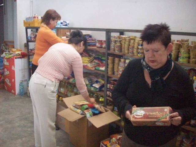 Podczas liczenia produktów w Świętokrzyskim Banku Żywności, od lewej Małgorzata Górecka, Barbara Jurek, Maria Adamczyk.