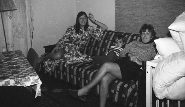 Typowe mieszkanie w PRL. Meblościanka, ława, fotele i boazeria. Zobaczcie zdjęcia z lat 70 i 80