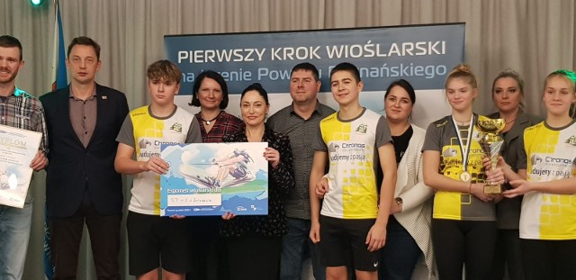 Poznaniak Michał Jeliński (drugie z lewej), mistrz olimpijski, odpowiadający za promocję wioślarstwa w PZTW, ze zwycięzcami "Pierwszego kroku wioślarskiego"