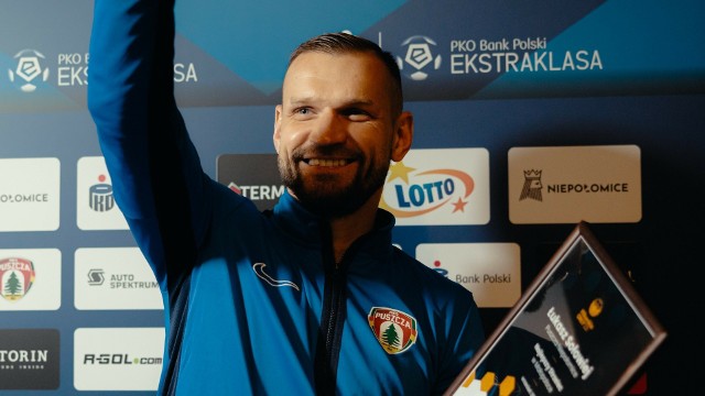 Po meczu z Górnikiem Zabrze wręczyliśmy Łukaszowi Sołowiejowi nagrodę za zwycięstwo w rankingu Piłkarskie Orły we wrześniu, w którym obrońca Puszczy zdobył w ekstraklasie trzy bramki