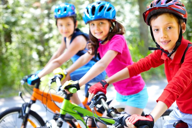 Jazda na rowerze To doskonała forma aktywności dla całej rodziny. Na rowerze możemy jeździć spokojnie, rekreacyjnie lub bardziej sportowo, na długich dystansach. Poziom trudności tras najlepiej podnosić stopniowo wraz ze zwiększającą się kondycją. Rower nadaje się zarówno do bliskich przejażdżek po mieście, jak i dalszych wypraw, np. do lasu. Jazda wzmacnia mięśnie, kręgosłup, poprawia formę, dotlenia organizm. Dla młodszych jest świetną okazją do odkrywania świata i wspólnej przygody.