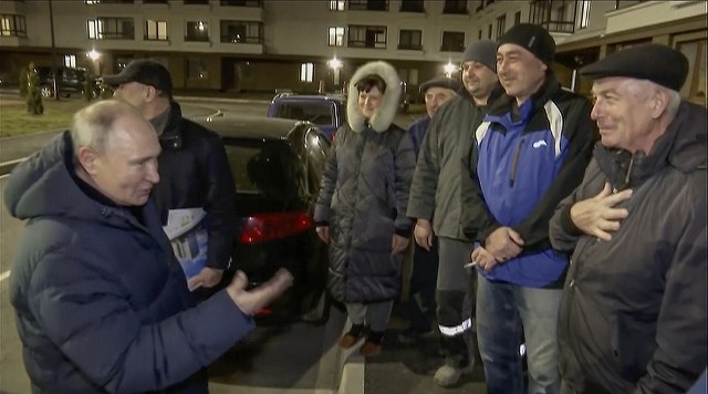 Władimir Putin pojechał do Mariupolu. Kto go powitał? Podano tożsamość mieszkańców.