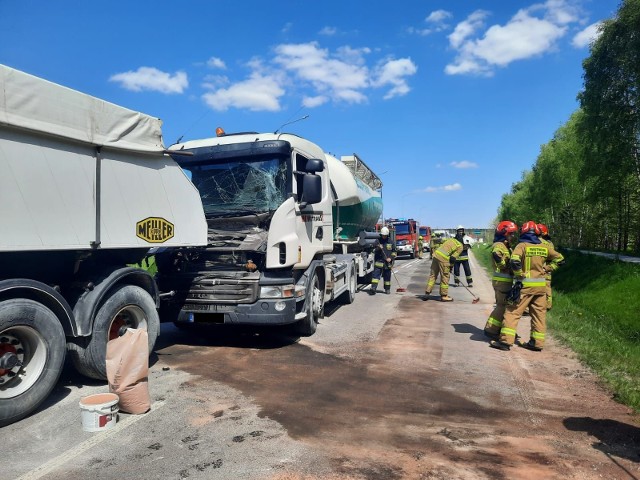 Do zderzenia dwóch samochodów ciężarowych z osobówką doszło w środowe popołudnie na drodze w miejscowości Jóźwików.