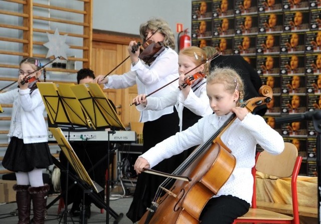 Wczorajszą uroczystość podsumowującą akcję charytatywną uświetniły występy uzdolnionych muzycznie i wokalnie uczniów z Ogólnokształcącej Szkoły Muzycznej I stopnia w Szczecinie.