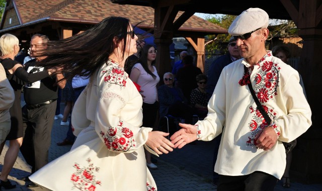 Mieszkańcy Gniewoszowa świetnie bawili się podczas ludowej potańcówki na gniewoszowskich "Krupówkach".