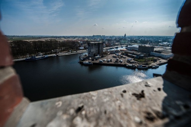 W jednym z najbardziej charakterystycznych obiektów Darłowa zorganizowano dzień otwarty dla fotografów. Można było wykonać ujęcia wnętrz, ale też panoramę miasta.  Rok budowy 1941. Dwanaście pięter wysokości. Jeden z najbardziej charakterystycznych obiektów w Darłowie. Największy z elewatorów z daleka wygląda jakby w całości był zbudowany z cegły. Nic bardziej mylnego. Jedynie ściany szczytowe są do pewnego miejsca ceglane, reszta to solidna żelbetowa konstrukcja jedynie okładana cegłą.- Od samego początku w tym obiekcie przechowywane było zboże, choć według naszych informacji nigdy nie był on wykorzystywany w całości - mówi Waldemar Śmigielski, dyrektor Zarządu Portu Darłowo. - Zajętych było około 5 pięter spośród dostępnych 12 - dodaje. - W czasach świetności tutaj przechowywana byłą tak zwana rezerwa strategiczna - 30 tysięcy ton zboża - informuje miejscowy przedsiębiorca Leszek Dydyna, który kilka miesięcy temu kupił wspomniany obiekt od zarządu portu i dodaje, że to jakby zabudowany dookoła budynek, w którym około dwie piąte stanowią podłogi a pozostałe trzy piąte to zbiorniki. Więcej na ten temat w piątkowym tygodniku Sławna i Darłowa.