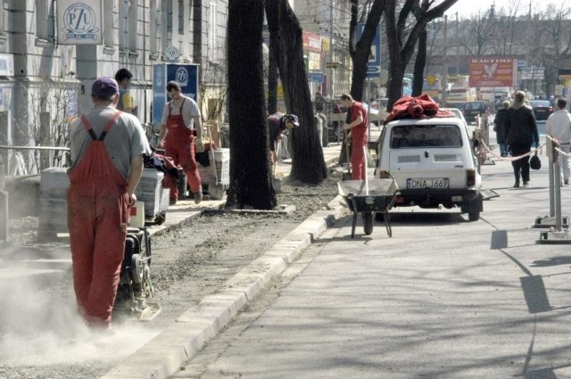 Na ulicy Kołłątaja trwa remont chodnika. Starą płytę chodnikową zastąpią nowe kostki.