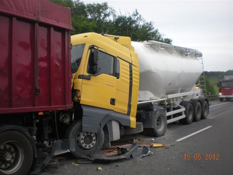 Na A4 zderzyły się dwie ciężarówki.
