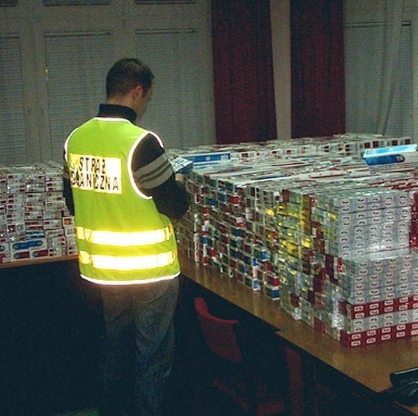 11 tysięcy paczek papierosów bez polskich znaków akcyzy, które przewoził 59-letni mieszkaniec Zabrza.