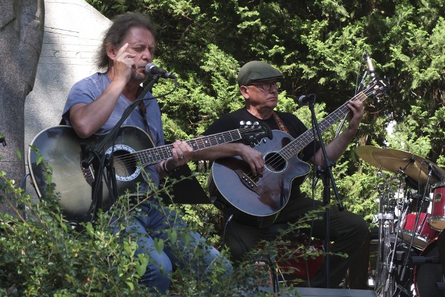 Rockowy garden partySłupski zespół No Co Puka zagrał w niedzielne południe w parku Waldorffa w ramach Garden Party u Karola. Ich muzyka to mieszanka bluesa, rocka, reggae, popu i jazzu, którymi zespół sprawnie operuje. Nic dziwnego, bowiem grupę tworzą doświadczeni słupscy muzycy. Skład zespołu: Wiesław Krawczykiewicz - wokal, gitara akustyczna, Roman Pawlaczyk - wokal, gitara akustyczna, Andrzej Guziński - wokal, gitara basowa, saksofon, Jacek Bochenek - perkusja.Niebanalne teksty znanych twórców: Bursy, Tuwima, Grochowiaka, Białoszewskiego, Gałczyńskiego, Przybosia, Stachury czy Błoka w autorskich kompozycjach i aranżacjach zespołu gwarantują jakość muzycznych doznań.