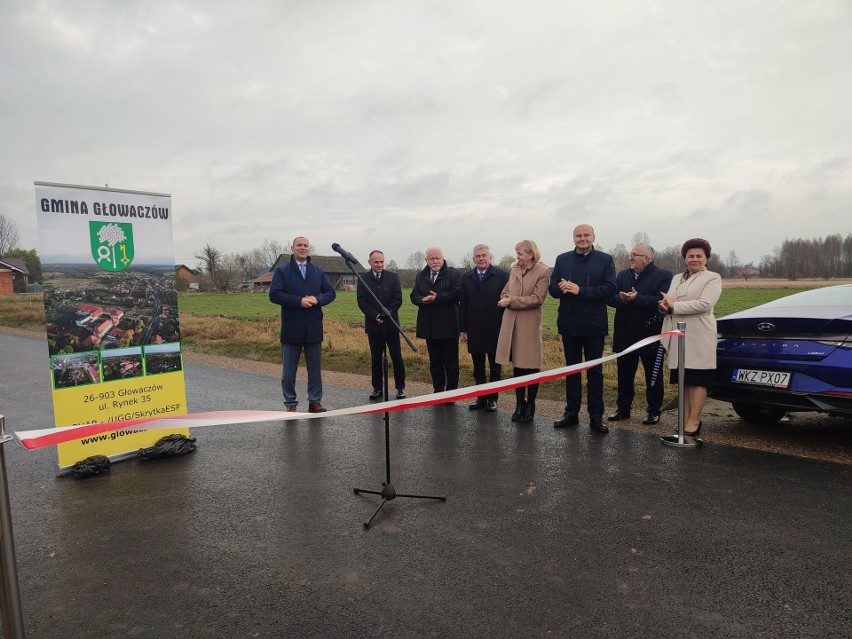Droga z miejscowości Kosny do Miejskiej Dąbrowy w gminie Głowaczów została oddana do użytku i uroczyście otwarta. Zobacz zdjęcia