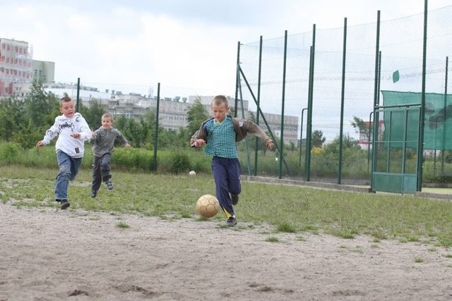 Dzieci grające w piłkę na boisku przy ul. Hubalczyków w Słupsku.